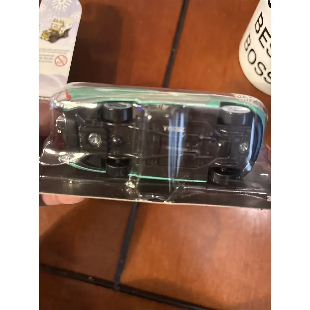 Disney Pixar Cars Lightning McQueen Holiday Christmas Series Metal 1:55 Scale